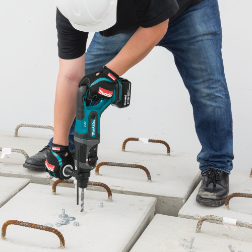 Makita XRH04T 18 V LXT Lithium‑Ion Cordless 7/8 in. SDS‑PLUS Rotary Hammer Kit, (5.0Ah)