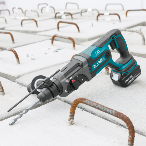 Makita XRH04T 18 V LXT Lithium‑Ion Cordless 7/8 in. SDS‑PLUS Rotary Hammer Kit, (5.0Ah)